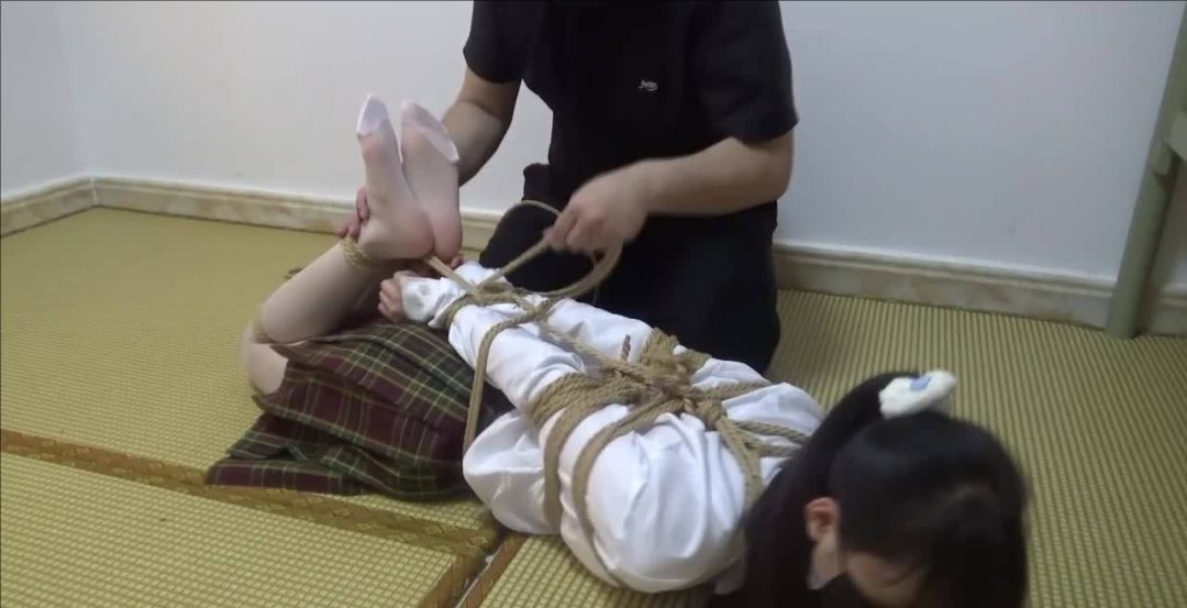 【琳媚】新人妹妹JK ➕白丝 ➕白白嫩嫩的jiojio 被直臂驷并且戴上眼罩和胶带封嘴 最终扛不住向大叔求饶-2