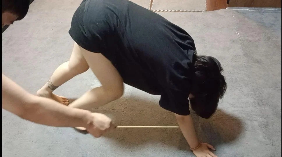犯错小馨的体罚-1
