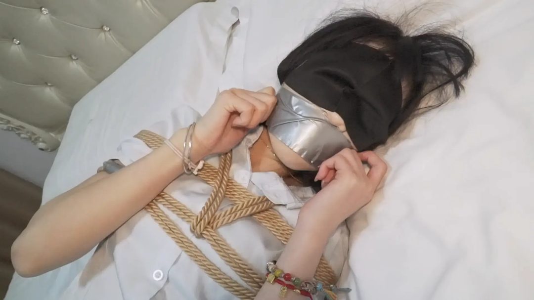 JK妹妹体验日式反绑、股绳、嘴塞丝袜胶带封嘴~~束缚挣扎！-8