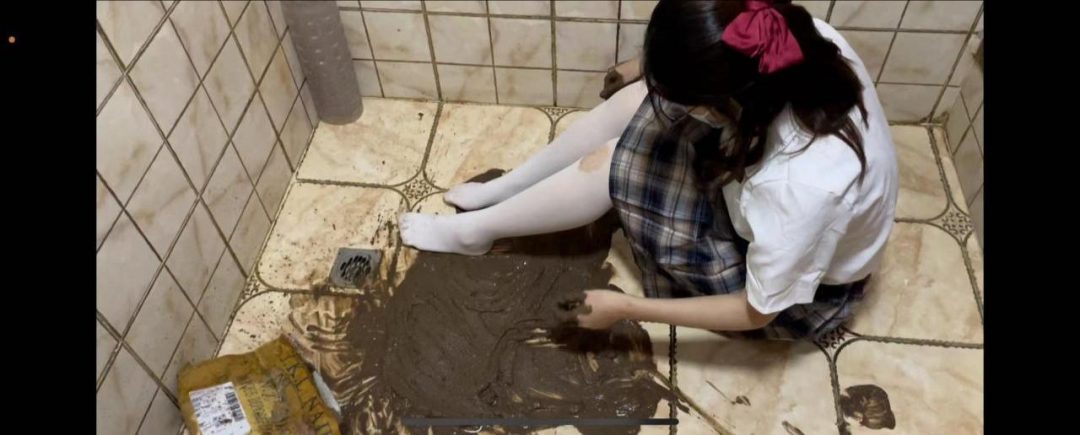 白丝lo裙+jk浴室messy玩泥颜料大秀-2