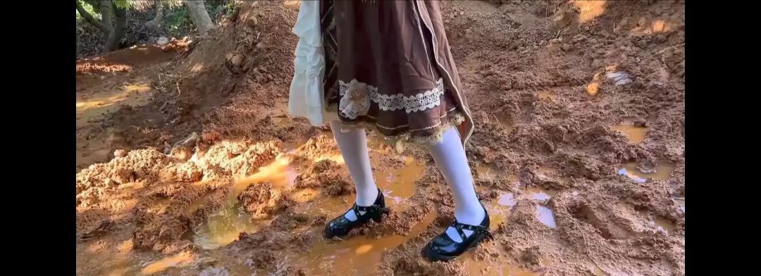 洛丽塔女孩踩泥-2