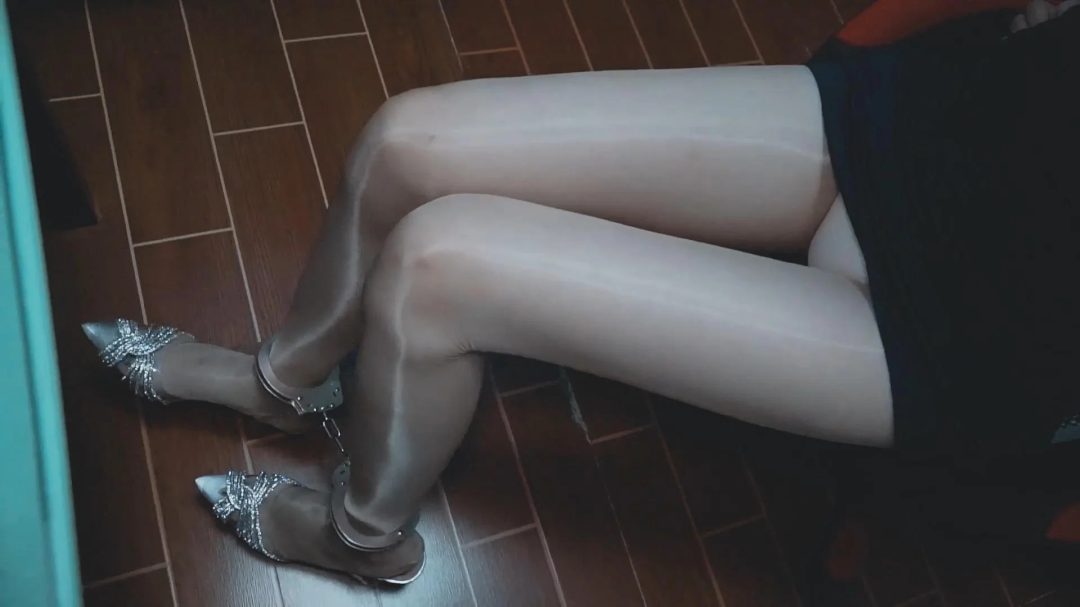 气质超好！肤白貌美大长腿女神体验绳子束缚，油亮丝袜强制-3