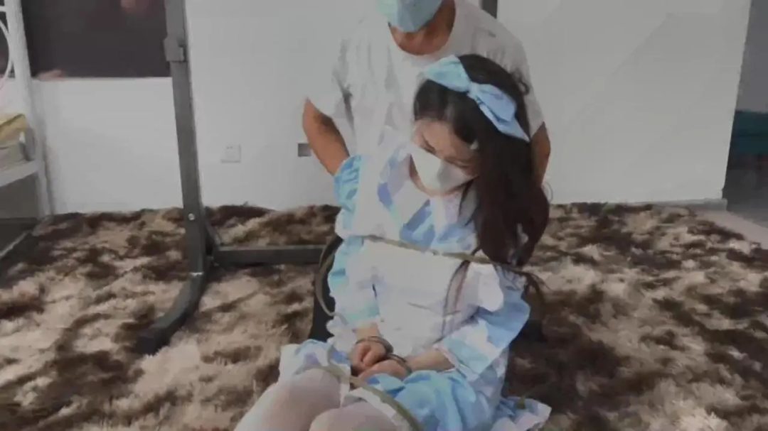 柳洋出演 《迟来的报复 》 少女柳洋被挟持绑架-2