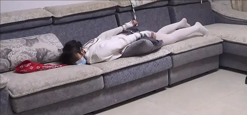 我这么可爱 居然舍得铐起我 让我自己解绑 好不容易解开去袭击他 还被反制驷马铐起来-7
