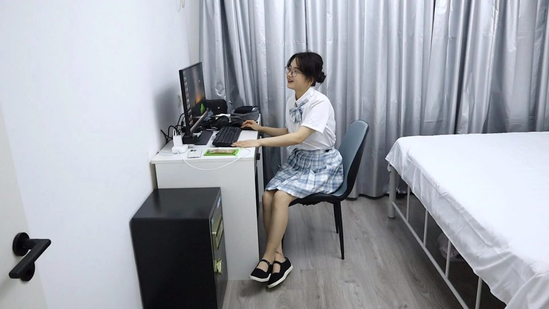萌妹子汤圆 身为学生会副主席贪污公款被捕 狱中抽烟被狠狠惩罚 挠脚挠全身TK 手铐脚铐脚趾铐 全程肉丝布鞋-1