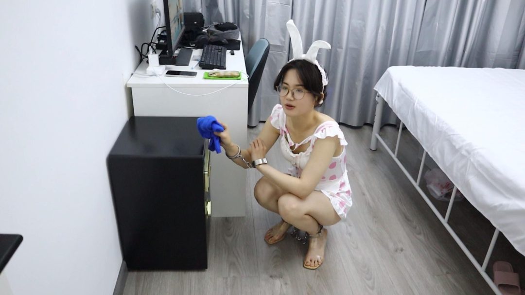 女仆汤圆 工作偷懒 被主人镣铐惩罚 挠脚挠全身TK 手铐脚铐脚趾铐 女仆情趣装-1