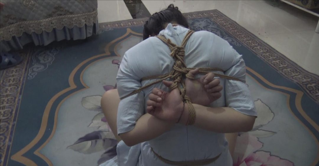 《极限花样紧缚 三 》 旗袍美女被绑架回来，被各种捆绑，还把舌头给绑上-4