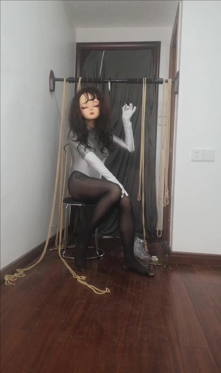 【kig】在家把自己吊起来，手被反铐，脑袋还玩起来标准玩法，结果钥匙不见了，挣扎了好久差点没晕过去-2