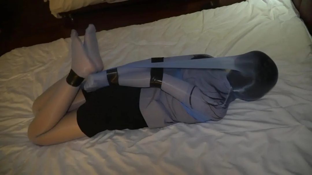 制服长腿妹妹被油亮蓝色丝袜全包-6