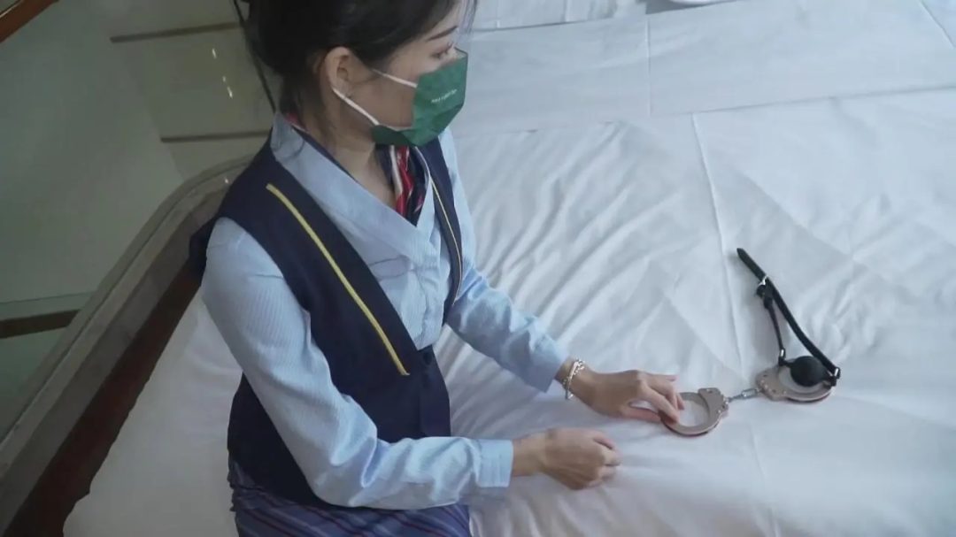 气质空姐下班后感受新道具金属镣铐+口球-2
