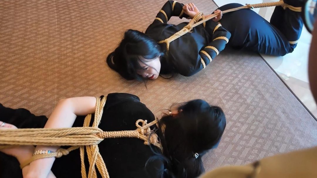 枫叶定拍—《残酷的绑架案》下,得救的小智雪婉遭遇报复,丝袜套头驷马捆绑+柱缚椅缚-6 枫叶定拍—《残酷的绑架案》下,得救的小智雪婉遭遇报复,丝袜套头驷马捆绑+柱缚椅缚-6