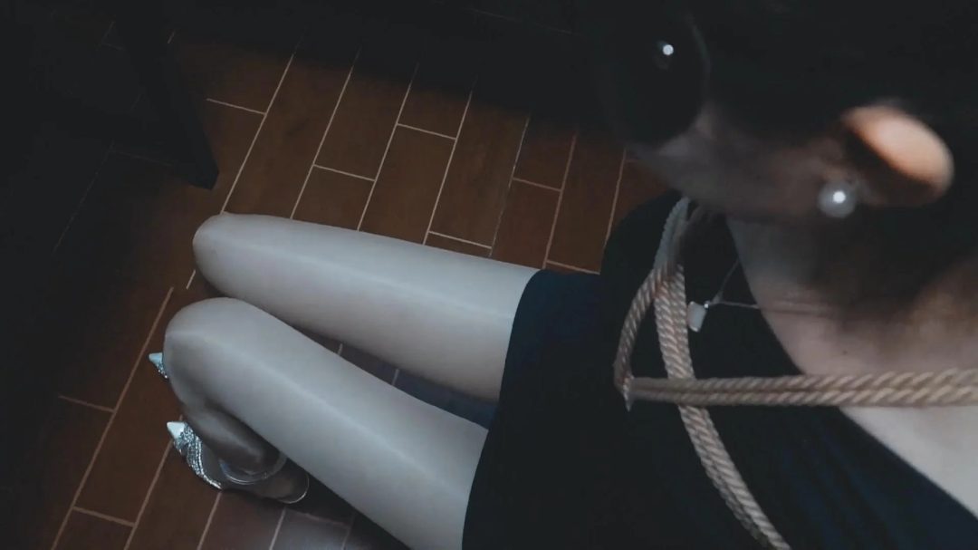 气质超好！肤白貌美大长腿女神体验绳子束缚，油亮丝袜强制-2