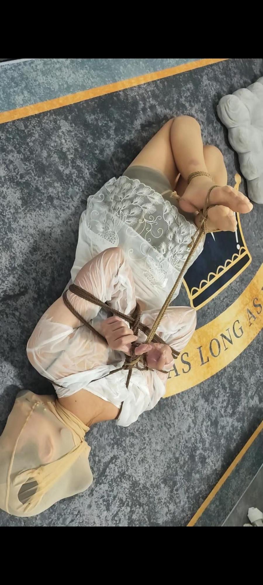 小赢 湿身驷马放置，短丝袜堵嘴-3