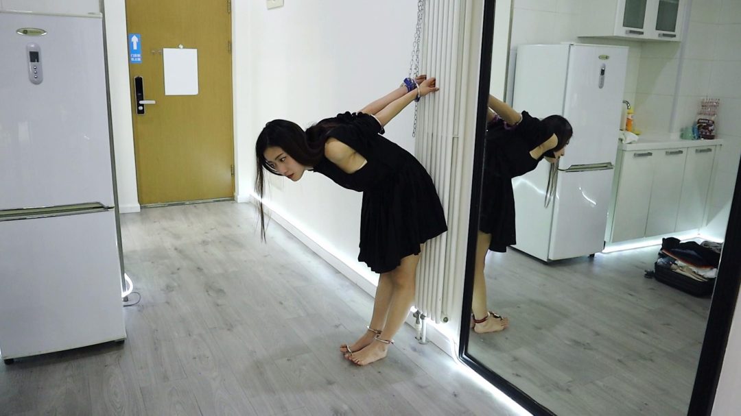 舞蹈生雨蝶讲述戴镣铐挠脚心TK感受1 手铐脚铐脚趾铐 柔韧性很好各种姿势都可 确实是怀旧影苑那个雨蝶哦-6