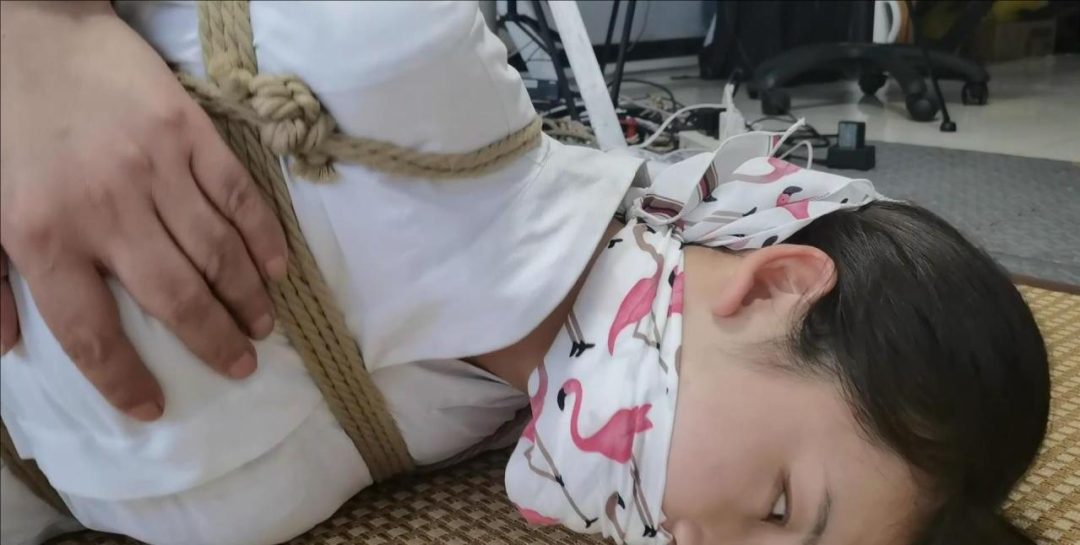 瑾瑜，白衫红内丝足美腿捆绑游戏系列第三集：丝巾双重堵，脱裙羞辱TJ，试试把一个风华正茂的女大学生连绑带堵的踩在脚下，是一种什么样的感觉-6