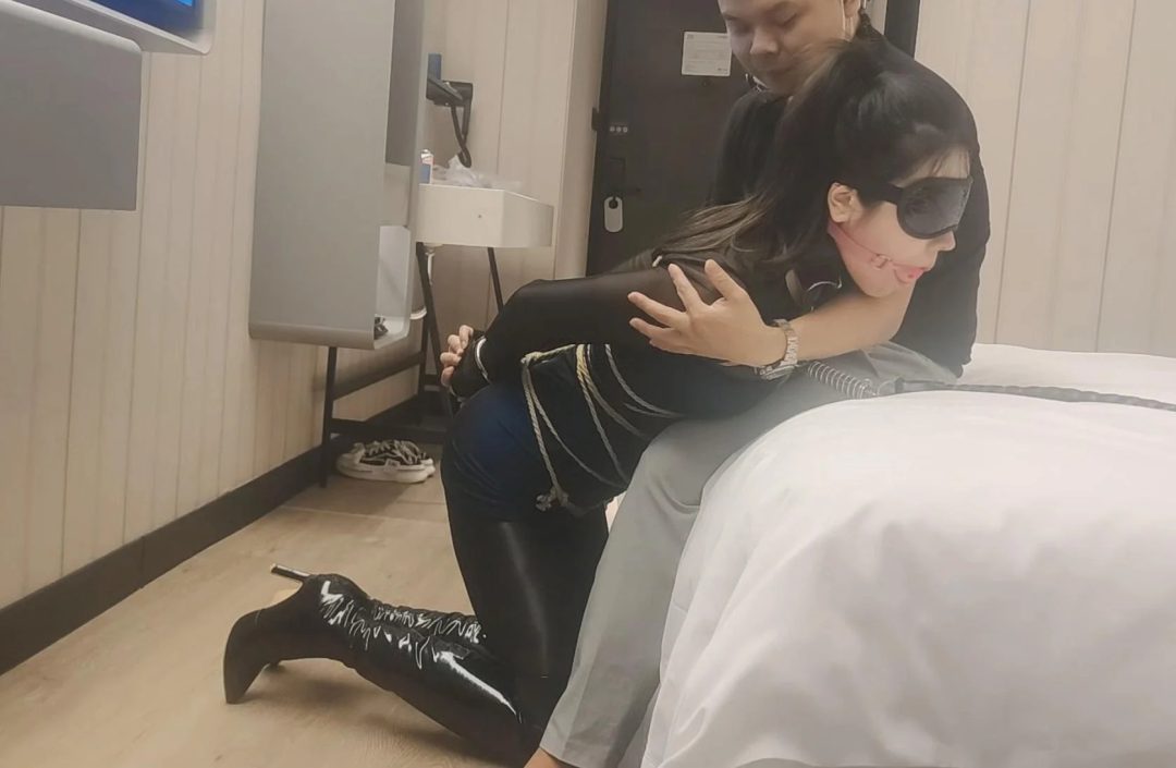 身材颜值不错的气质高挑职业美女模特酒店约绳紧缚体验-3