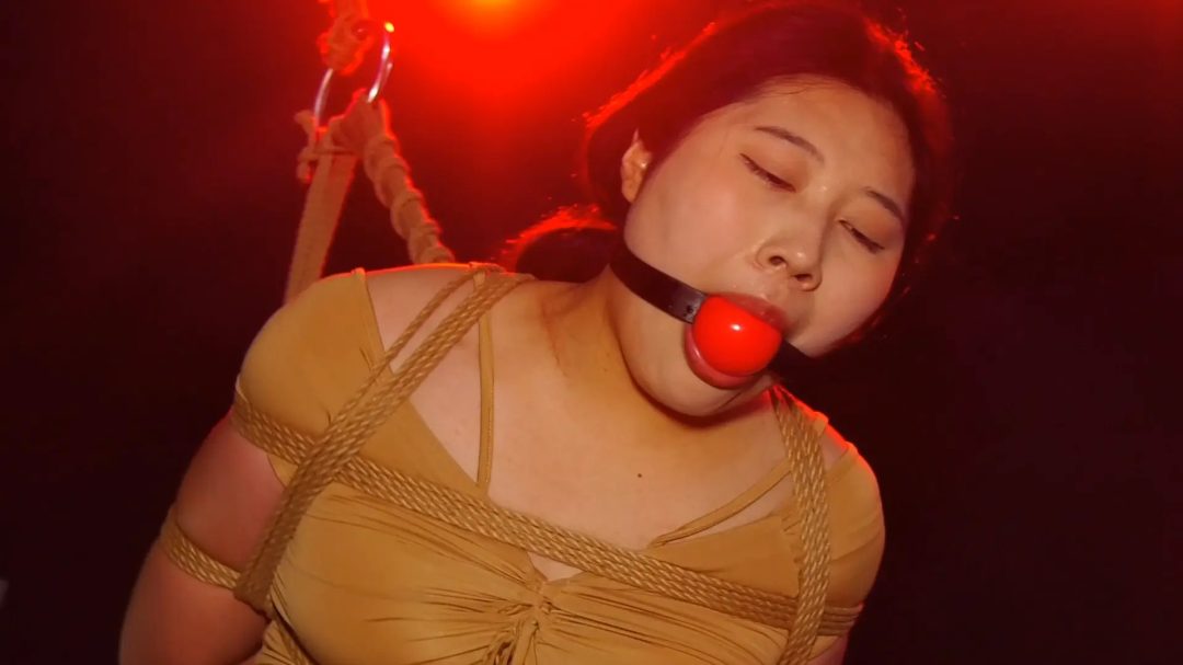 戴超大口球的双女M 两女M戴上超级大的口球金鸡独立吊缚在调教室放置-6