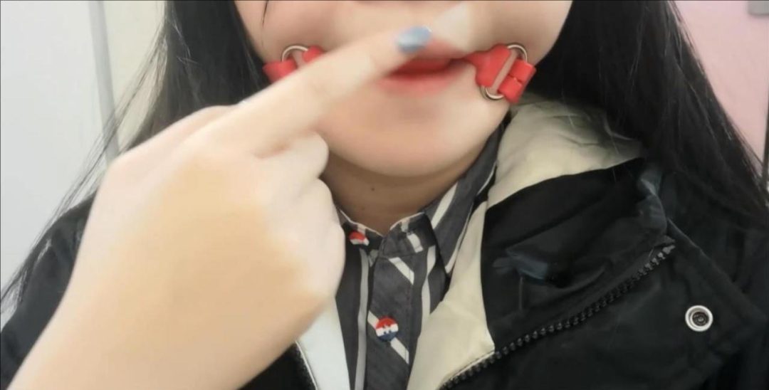 豆豆踩豆、户外任务新挑战，口球、股绳、自缚，双重踩豆，户外露出、虐足、奴性培育、超市选购特殊道具，这丫头嘟嘟囔囔的各要素感言很有趣，95分钟户外“大片-13