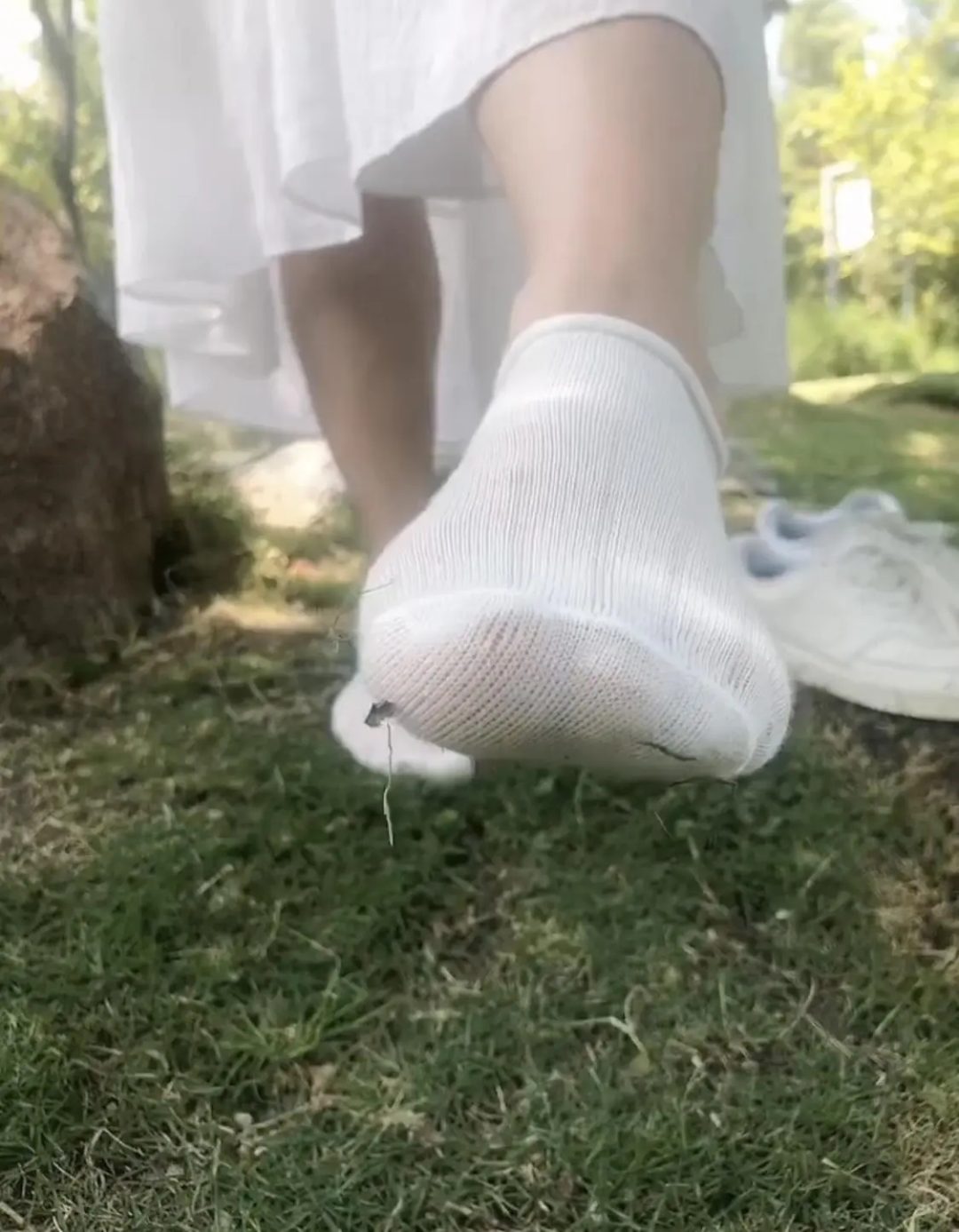 户外拍摄小少妇的原味棉袜小白鞋-6