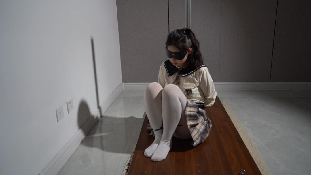 学生妹后手吊缚被挠痒痒+口球蒙眼挣扎-2