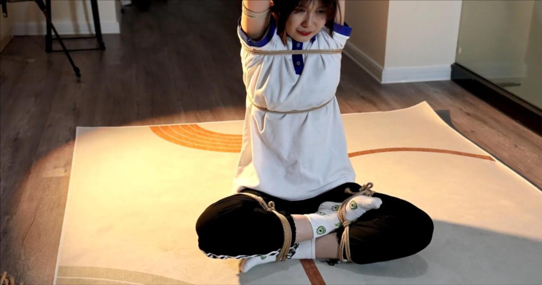 勇敢的假期工佳乐，少女、瑜伽与绳之反手、莲花盘缚，痛与痒的另类游戏-3