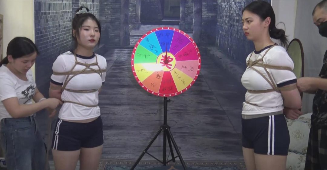 《双女M转盘捆绑游戏 一》 双M转盘抽奖玩捆绑游戏，转到什么项目玩什么项目-3