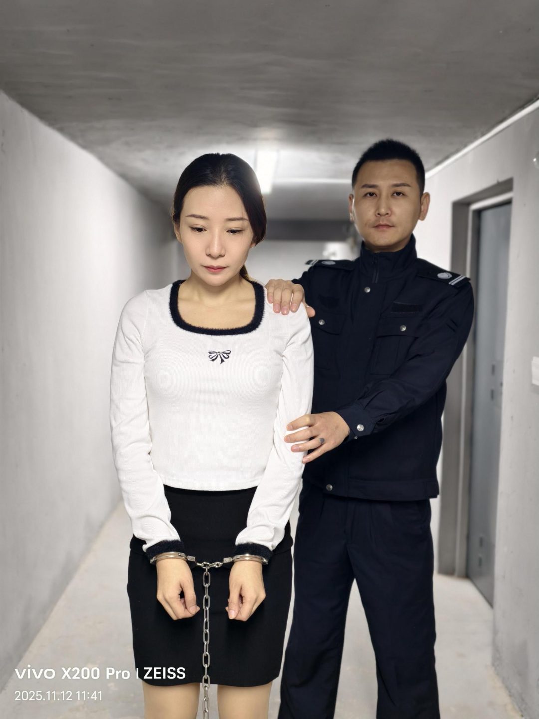 【忘忧社工作室】刘总找姚队长，希望他利用职务之便通融某事，并暗示若事情办成，将有好处费。姚队长表示需要考虑一下-12