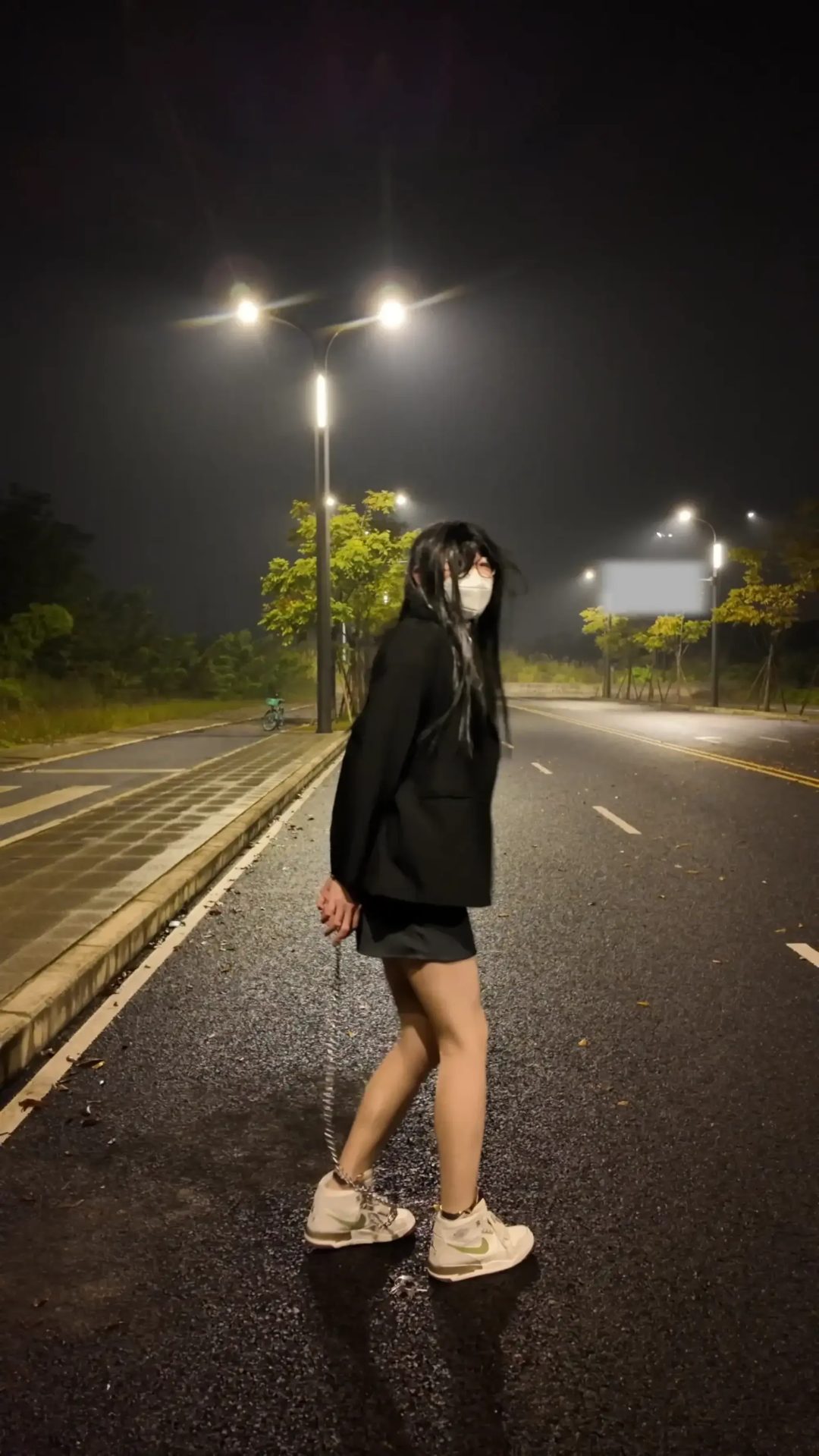 户外肉丝OL郊狼背铐过马路挑战SubM-1