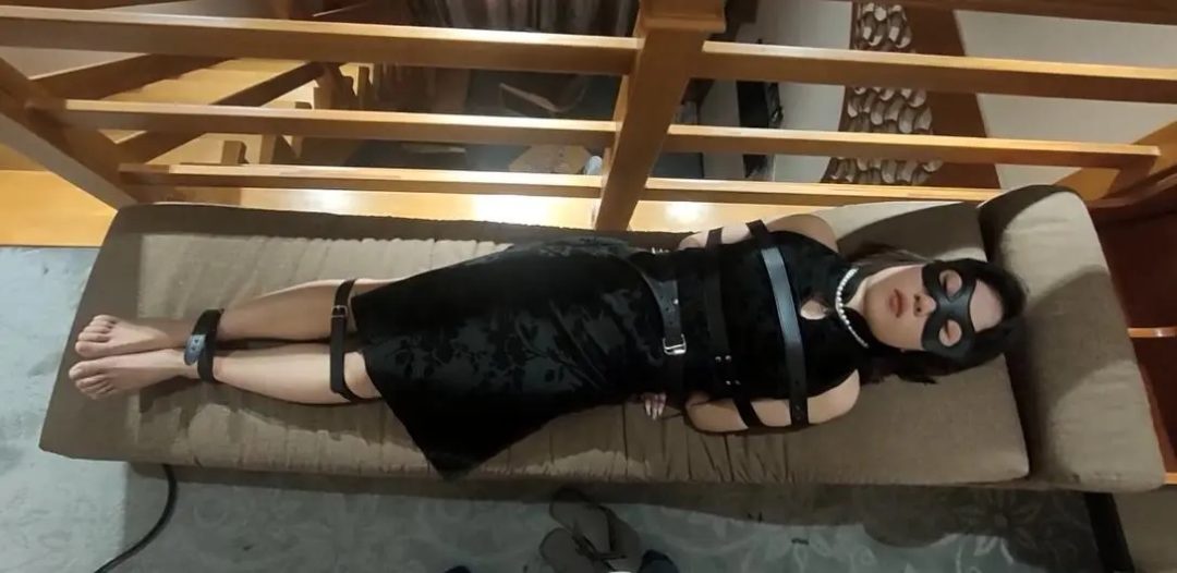 旗袍少女柱子驷马吊绑紧缚-2