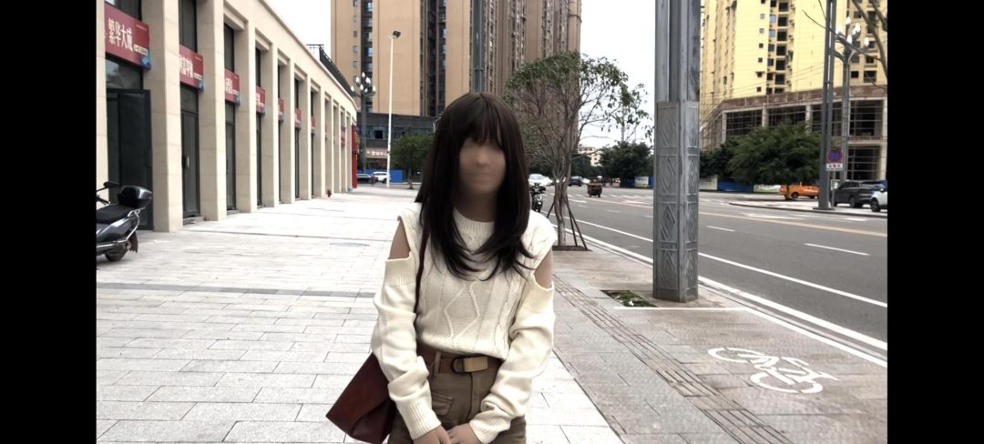 终于敢进商店买衣服啦，售货员小姐姐真的是社牛，搞得小晓都社恐了，最后还去蛋糕店买了第二天的早餐-1