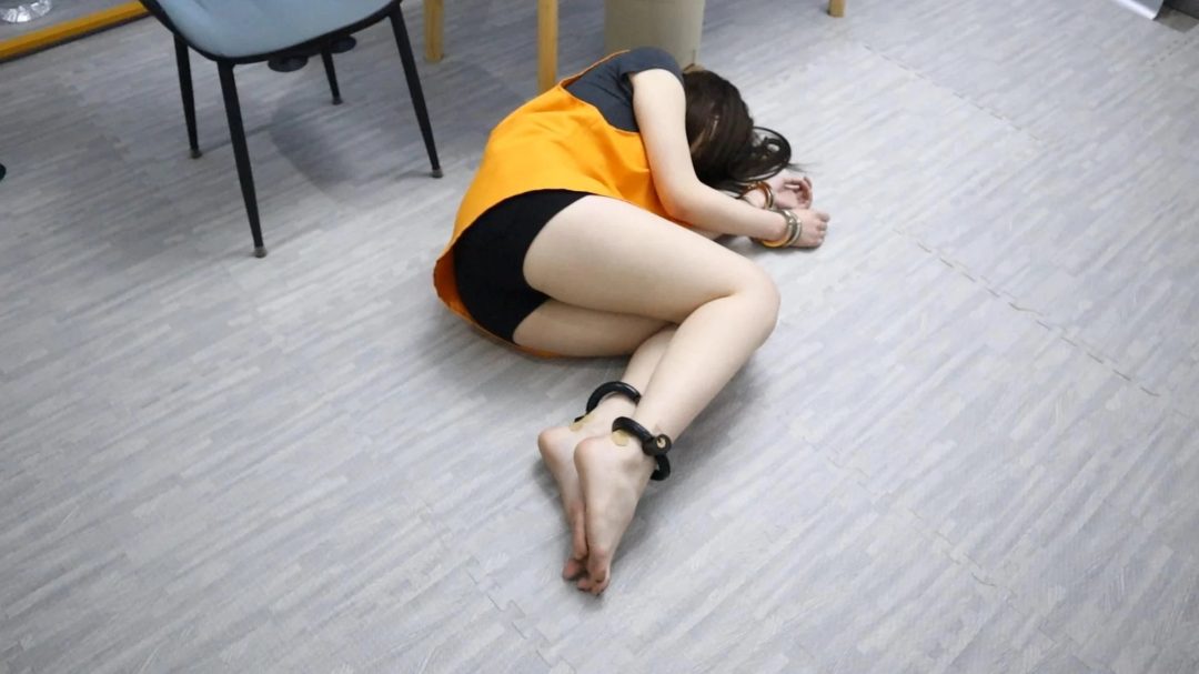 拒不认罪 企图越狱被抓回处决 挠脚挠全身TK 手铐脚铐脚趾铐-16