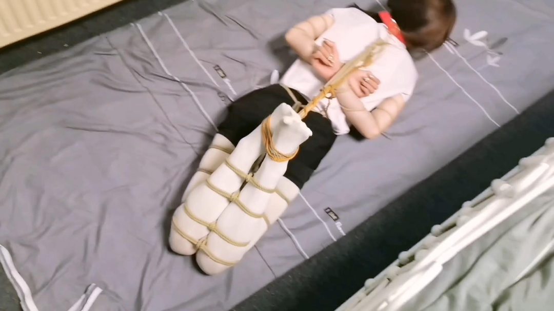 约美女模特彤彤五花驷马放置,时间长了顶不住,想脱缚逃脱,,被发现后直接把她做了.....-6