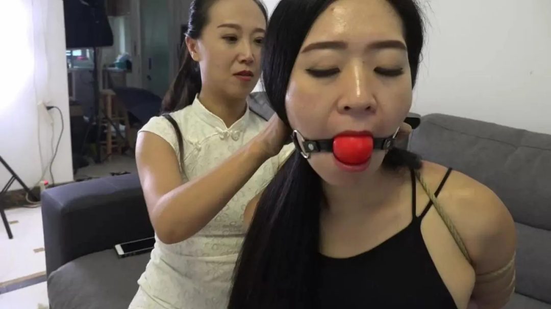珍藏定拍：新姐妹打赌游戏骗局（妹妹被姐姐欺骗玩捆绑游戏反遭严厉驷马捆堵）-5