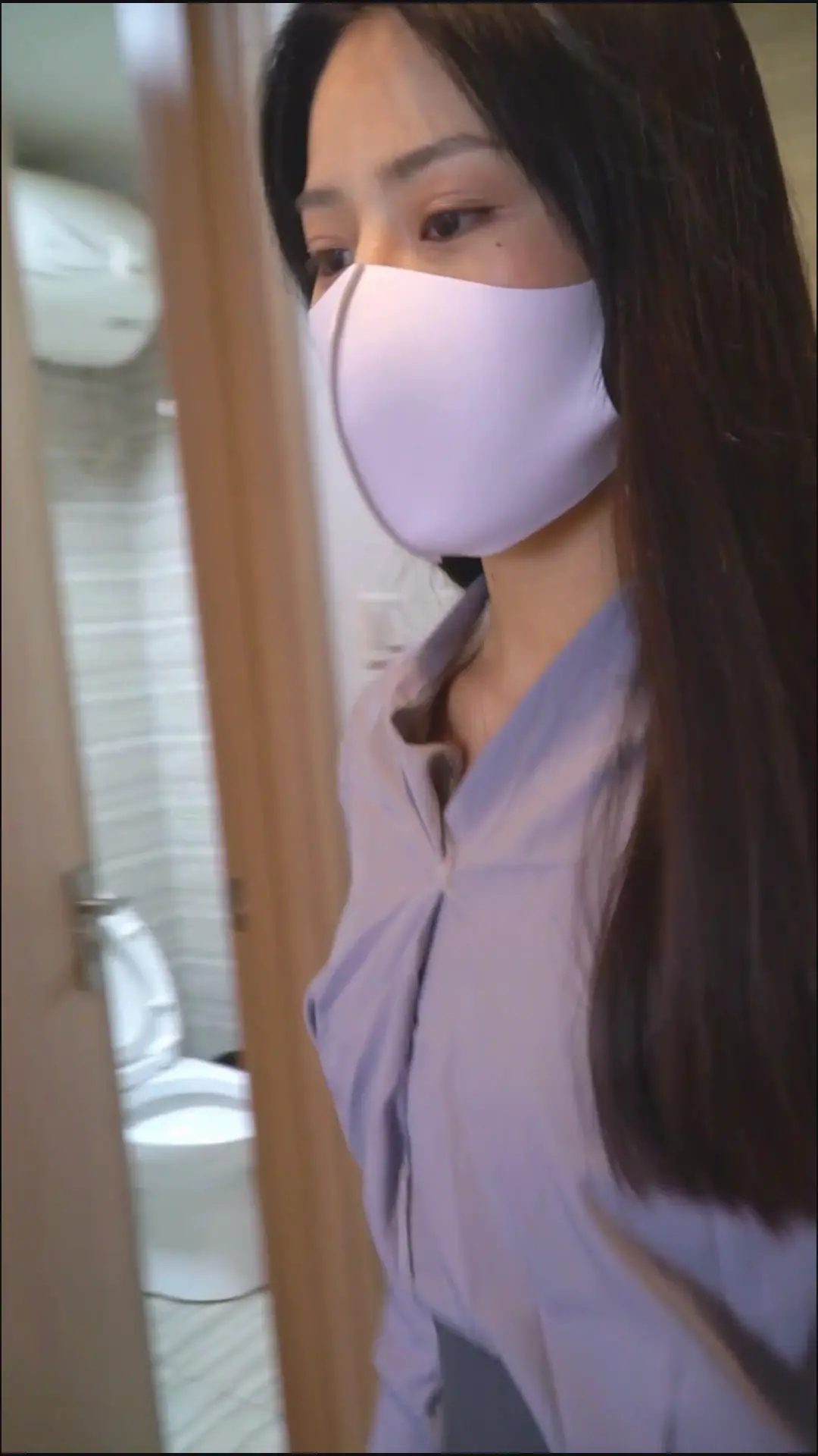 《牛马OL被劫记》疲惫白领下班后被劫匪手铐脚铐捆绑，中途想逃走，却再被驷马铐住！-2