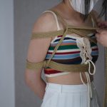 游戏惩罚中被折磨的吊带少女