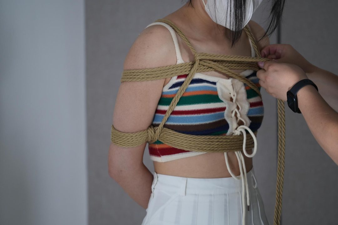 游戏惩罚中被折磨的吊带少女-4