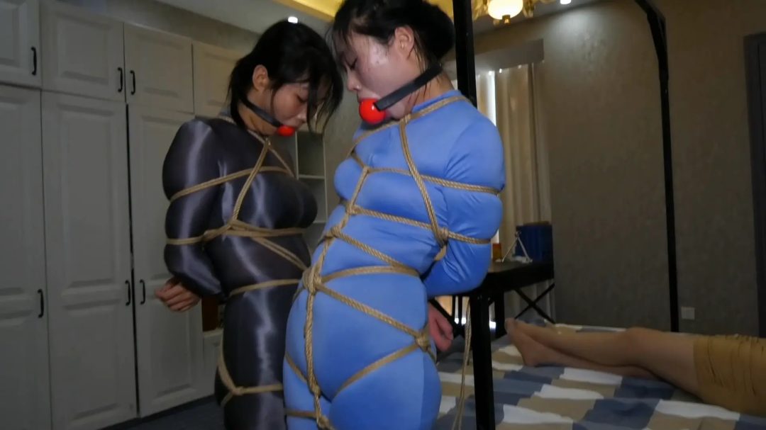 被俘的女侦探 中集 两个女侦探被女魔头站立绑在床边一左一右-4