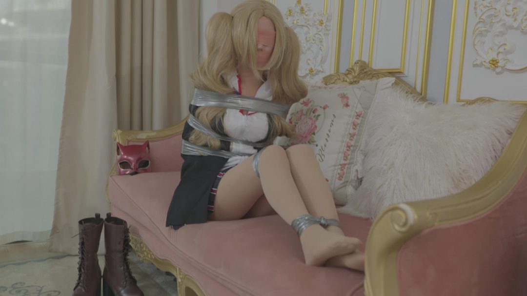红鲤鱼作品《女神异闻录5之如果高卷杏遇到假摄影师下集》，混血美模被摄像师强行蒙眼封嘴再包住身体卖掉-8