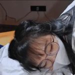 定制：再次入室捂晕，M腿和吊绑，短肉丝塞嘴+口球+肌肉贴封嘴，紧紧勒进缝的股绳，附带捆绑过程，肉丝JK小皮鞋+高跟