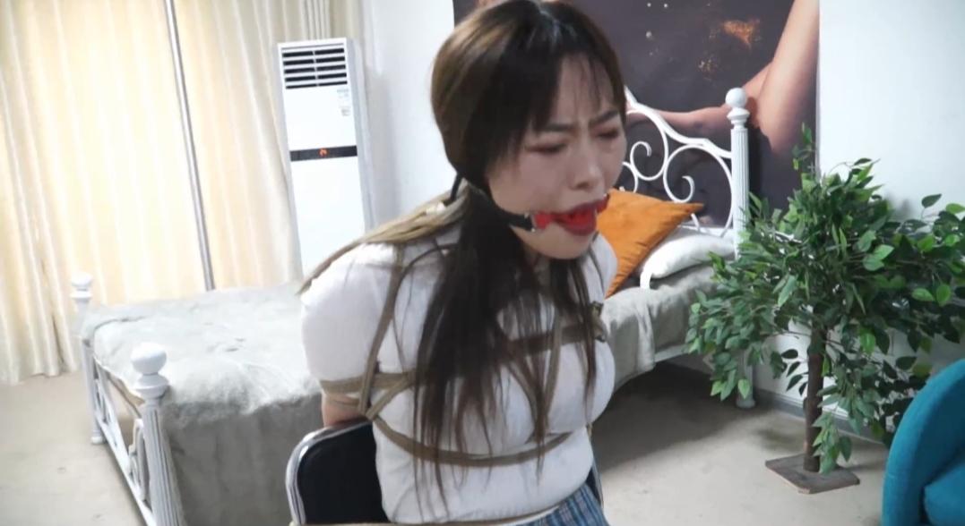 逍遥定拍：婉彤椅子紧缚+犬缚牵引-7
