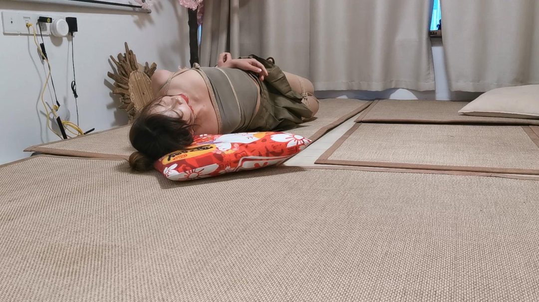 奥特曼定拍：小荣绳艺初体验 小吊带直臂驷马口球放置在小茶几上-7