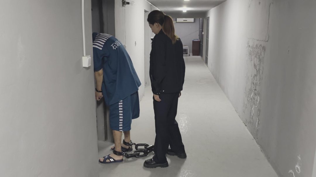 【忘忧社工作室】李阳以涉嫌逮捕并带回局里。在局里，李阳被审问，但他拒不交代自己的犯罪经过，并表现出挑衅态度-6