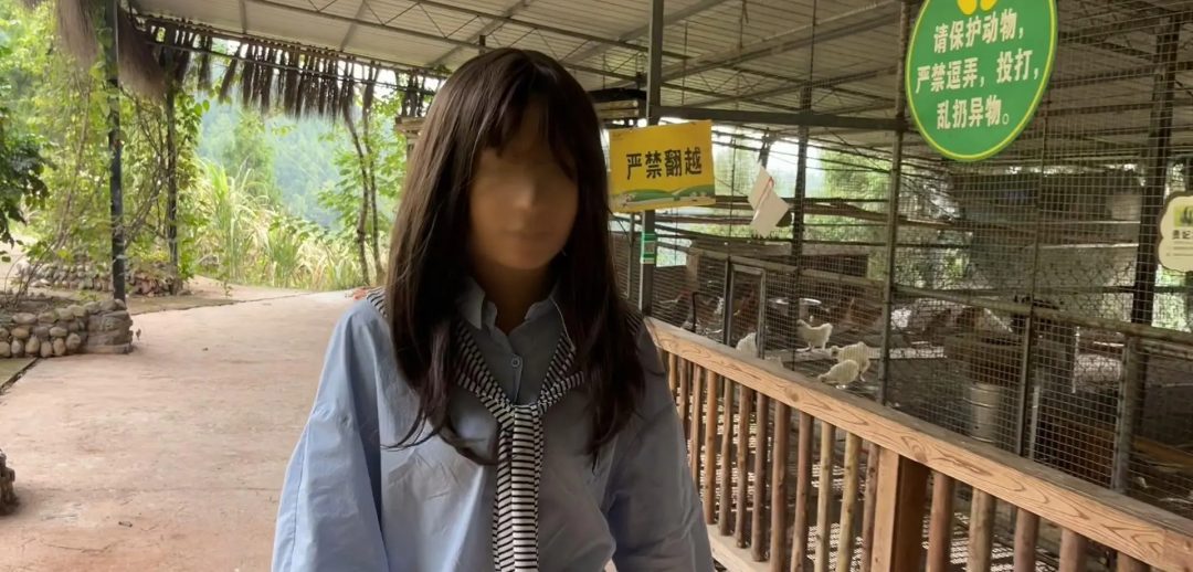 逛动物园因为视线模糊被狮子吓一跳，逗得旁边大姐哈哈大笑，还全包去商店买了汽水-2