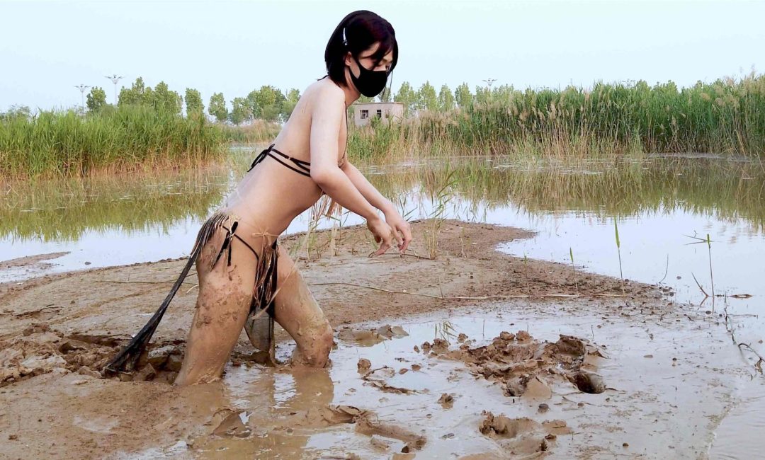 舞娘服赤脚裸足裸腿踩泥陷泥-5