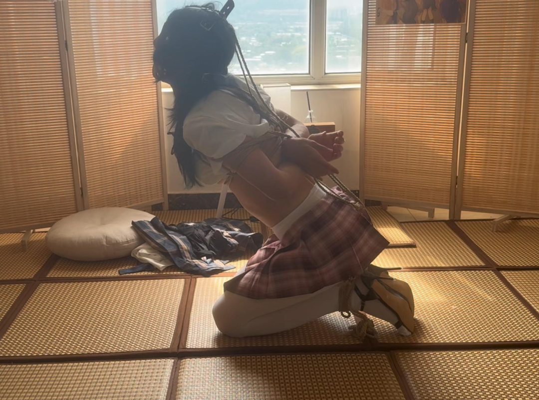 【柚里】南娘柚里面试绳艺公司，被要求换超短裙jk自缚，柚里因为放心就打了死结但hr突然离开让柚里独自无限期挣扎解脱…柚里能否脱出呢～-3