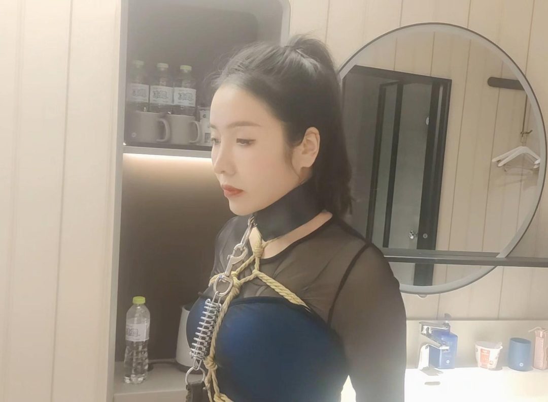 身材颜值不错的气质高挑职业美女模特酒店约绳紧缚体验-1