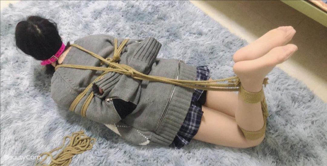 硬是被逼着体验丝袜驷马蒙眼塞嘴 绑得我都发脾气了还不解开我 口水流得到处都是-2
