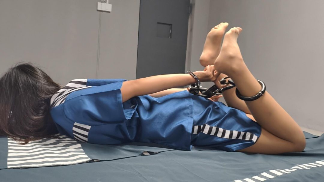 【忘忧社工作室】新模特姿姿饰演因家人生病急需用钱而铤而走险电信诈骗的程晓燕，被判刑后不老实，还打晕帽子想越狱，于是被关小黑屋，严管，带上最终的30斤镣铐-5