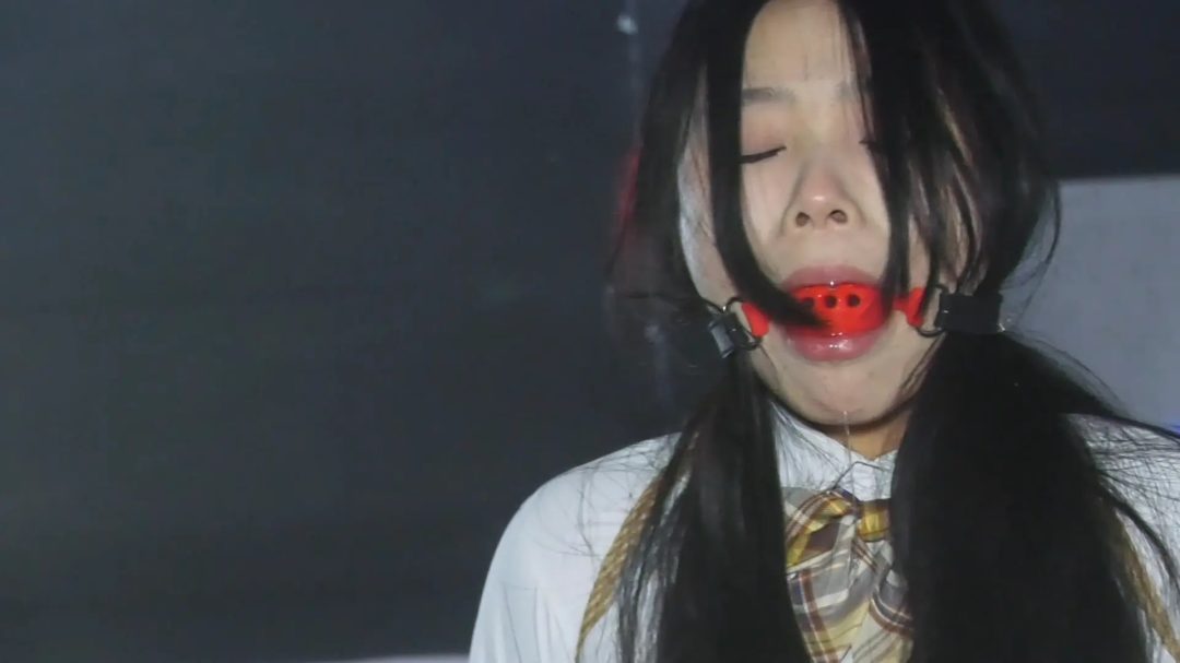 新场地定拍《酒吧里调教女M》 女大学生被酒吧女主绑架到酒吧调戏玩弄-14