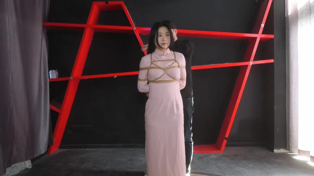 把女M吊起来玩弄-1